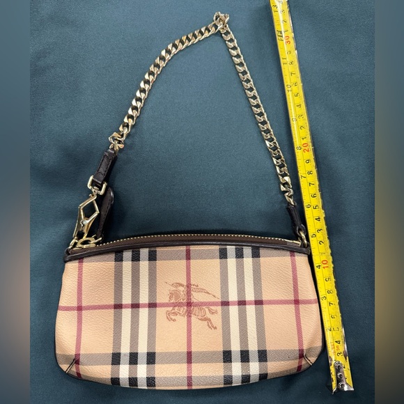 Burberry wristlet with chain - Picture 9 of 11